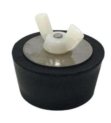 Bouchon de caoutchouc noir avec vis en plastique blanc pour fermeture de piscine, modèle #9 26HWP209 i0124. Assure une étanchéité et une sécurité optimales